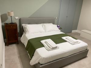 ein Schlafzimmer mit einem Bett mit zwei Handtüchern darauf in der Unterkunft La Finestra Sul Vulcano in Roccamonfina