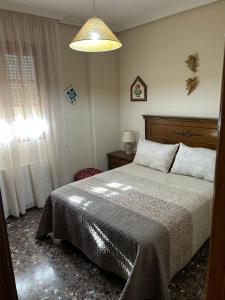 1 dormitorio con cama y ventana en Villa Rafael, en Puente del Obispo