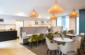 A seating area at Leonardo Boutique Hotel Linz City Center
