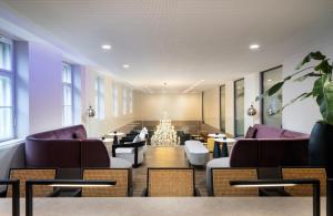 A seating area at Leonardo Boutique Hotel Linz City Center