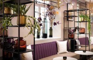 A seating area at Leonardo Boutique Hotel Linz City Center