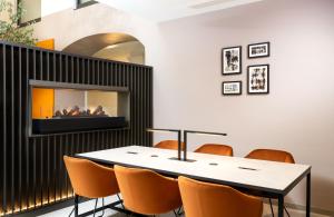 A seating area at Leonardo Boutique Hotel Linz City Center
