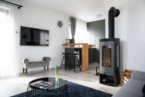 een woonkamer met open haard en een bank bij VALONÉ Villány in Villány