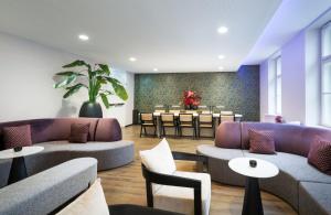 A seating area at Leonardo Boutique Hotel Linz City Center