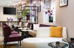 A seating area at Leonardo Boutique Hotel Linz City Center