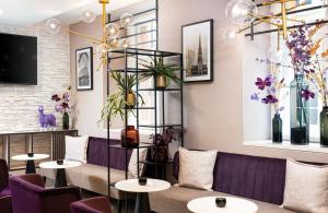 A television and/or entertainment centre at Leonardo Boutique Hotel Linz City Center