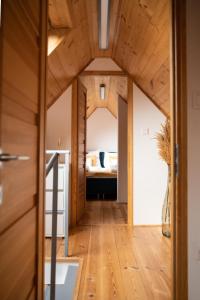 een hal die leidt naar een slaapkamer met een bed bij VALONÉ Villány in Villány