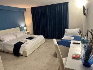 ein Hotelzimmer mit 2 Betten und einem Tisch in der Unterkunft La Finestra Sul Vulcano in Roccamonfina