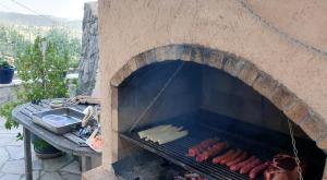 een bakstenen oven met worstjes op een grill bij Villabellevie Bargemon Var in Bargemon