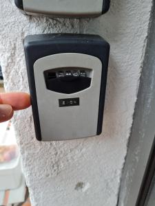 un botón en una pared con éter en Landhaus Bad Rotenfels - Zion, en Gaggenau