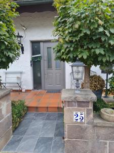 una puerta delantera de una casa con un cartel delante en Landhaus Bad Rotenfels - Zion en Gaggenau