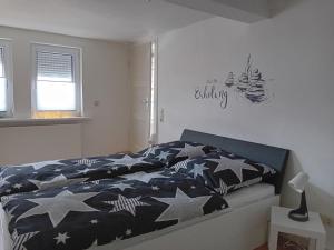 Un dormitorio con una cama con estrellas. en Ferienhaus Hesse im Frau Holle Land, en Germerode