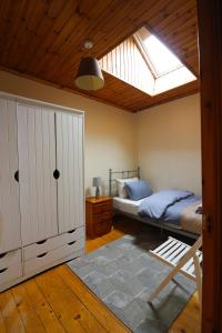 ein Schlafzimmer mit einem Bett und einem Dachfenster in der Unterkunft St James's Rd in Belfast