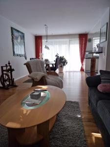 a living room with a table and a couch at Hochwertige 85qm-Wohnung in Wuppertal-Vohwinkel in Wuppertal