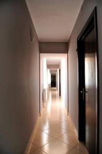 un corridoio vuoto con un corridoio che conduce a una stanza con una porta di Calla Inn Hotel a Constanţa