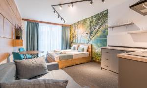 um quarto com uma cama, uma mesa e uma cozinha em New Gudauri Ski4Life em Gudauri