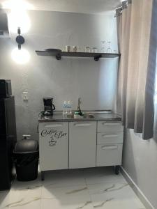 una cucina con lavandino e piano di lavoro di Molino’s House 4 a Santa Isabel