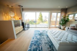 uma sala de estar com um sofá e uma televisão em Tromsø Town House em Tromsø