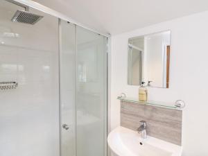 ein Badezimmer mit Dusche und Waschbecken in der Unterkunft 1 Camperdown Lodge in Salcombe + 16 Fotos