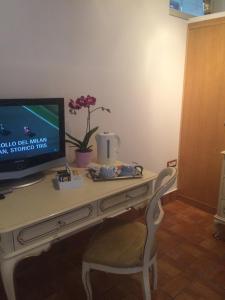 escritorio con monitor de ordenador y silla en L'Approdo 2, en Casalnuovo di Napoli