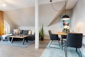 馬倫特的住宿－Schöne Aussicht，客厅和带沙发及桌子的用餐室