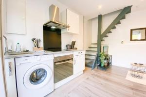 een wasmachine in een keuken met een trap bij Tranquility in a Duplex in Meylan - #FX in Meylan