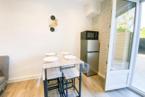 uma pequena cozinha com uma mesa e um frigorífico em Tranquility in a Duplex in Meylan - #FX em Meylan