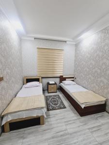 White Luxry villa one tesisinde bir odada yatak veya yataklar