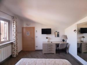 an attic room with a desk and a window at B&B Solimo in Sulmona