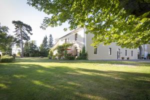 una gran casa blanca con un gran patio en Le Gavachon, en Leboulin