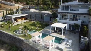 uma vista aérea de uma casa com piscina em "BlueVedere" Sea View Luxury Villa em Agia Pelagia