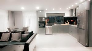 un salon avec un canapé et une cuisine dans l'établissement Casa Bella Vista, à Fafe