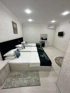 sypialnia z dużym łóżkiem w pokoju w obiekcie LIANALI Plaza w mieście Buchara