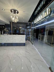 um lobby de uma loja com um grande balcão de mármore em LIANALI Plaza em Bukhara
