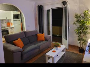 カレタ・デ・フステにある8 Beach Villas Casa Tomasのリビングルーム(ソファ、テーブル付)