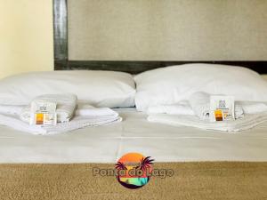 ein Bett mit zwei Handtüchern und Kissen darauf in der Unterkunft Pousada Ponta do Lago in Florianópolis