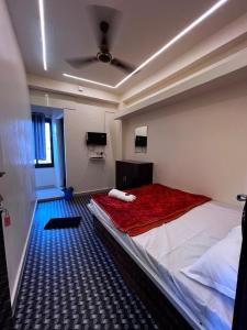 Un pat sau paturi într-o cameră la OYO Hotel Meet Inn