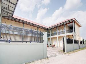 an external view of a building at OYO 93087 Wisma Apel Syariah in Parit