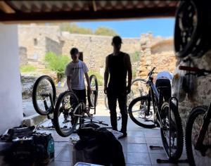 Dois homens numa sala com as suas bicicletas. em Casa Vacanze Arma delle Manie em Finale Ligure