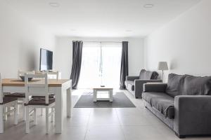 sala de estar con sofá y mesa en Solar dos Vilarinhos - Free Airco & Wiffi - by bedzy, en Albufeira