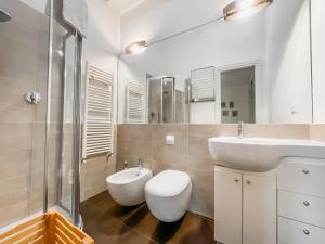 佛羅倫斯的住宿－Spada Apartment，白色的浴室设有水槽和卫生间。