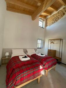 um quarto com duas camas num quarto em Casa Vacanze Arma delle Manie em Finale Ligure