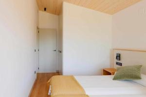 ein kleines Schlafzimmer mit einem Bett und einem Schrank in der Unterkunft El Balcón del Sueve in Melarde