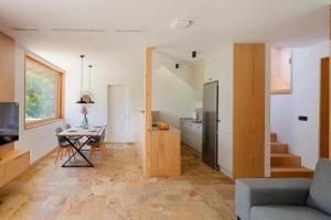 a living room with a couch and a table and a kitchen at El Balcón del Sueve - Naturaleza y vistas in Melarde