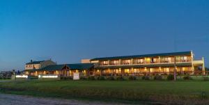 um grande edifício com luzes acesas à noite em Un Alto en la Huella - Hotel Spa & Wellness Resort em San Antonio de Areco