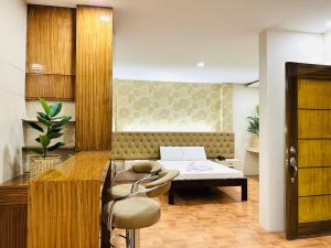 una camera con letto, scrivania e sedia di Dreaming Forest Hotel - Libjo, Batangas a Città di Batangas
