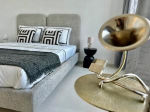 een slaapkamer met een bed en een ronde tafel met een spiegel bij Phoenix garden in Bergen