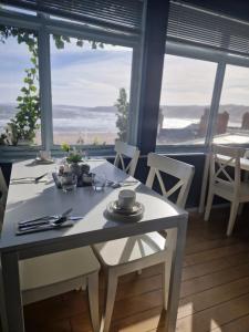 tavolo e sedie con vista sull'oceano di The Mariners House a Scarborough