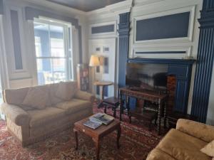 un soggiorno con divano e pianoforte di The Mariners House a Scarborough
