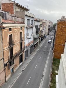 una calle vacía en una ciudad con edificios en Apartamento en el centro, en Igualada